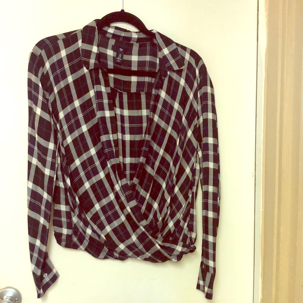 GAP women’s shirt, size M. Navy, white, and black.